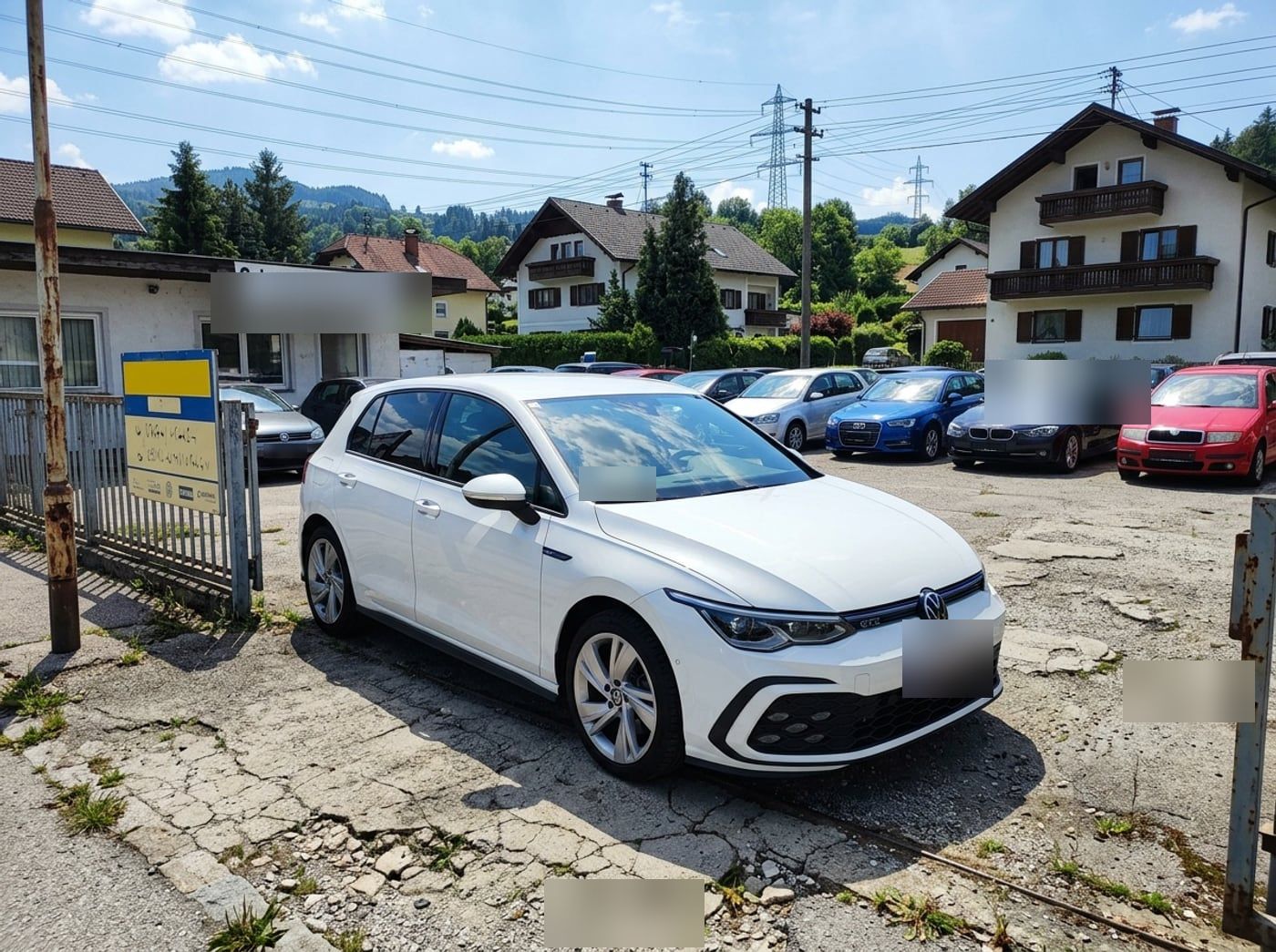 VW Golf, vor dem Autohaus
